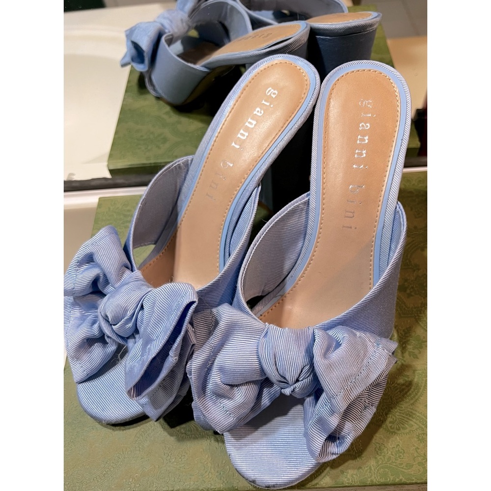 Gorgeous Gianni Bini Blue Pumps